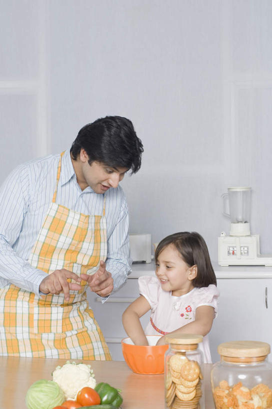 儿童,两个人,家庭,父亲,女儿,说,竖图,室内,白天,正面,纯洁,厨房,黄瓜,蔬菜,西红柿,椰菜,卷心菜,亚洲,服装,新鲜,花菜,花椰菜,青椒,西兰花,食品,注视,休闲装,食物,小孩,衣服,观察,看,休闲,温暖,温馨,父女,一家人,休闲服,甘蓝,父爱,可爱,童年,童趣,服饰,有机食品,绿色食品,观看,椰菜花,和睦,察看,关注,童真,烂漫,无邪,大椒,菜椒,甘蓝花,交流,天真,男人,男性,年轻男性,女孩,亚洲人,印度人,孩子,年轻人,甜椒,柿子椒,青瓜,结球甘蓝,胡瓜,甘兰,番茄,灯笼椒,包心菜,沟通,讲话,交谈,说话,谈话,半身,彩图,灶间,融洽,女生