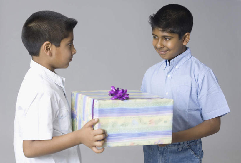 儿童,两个人,家庭,站,笑,微笑,露齿笑,横图,室内,白天,侧面,纯洁,礼盒,礼物,亚洲,握,服装,装饰,丝绸,丝带,纸盒,缎带,拿,拿着,注视,休闲装,相视,绸带,盒子,小孩,衣服,包装盒,礼品盒,观察,看,站着,休闲,温暖,温馨,一家人,面对面,休闲服,可爱,童年,童趣,握着,服饰,礼品,观看,对视,华丽,修饰,点缀,和睦,察看,互视,关注,相对,童真,烂漫,无邪,相看,衬托,美观,雅致,雅观,天真,男孩,男人,男性,亚洲人,印度人,站立,半身,彩图,融洽,男生