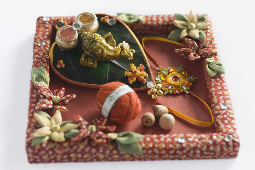 无人,横图,俯视,室内,特写,白天,白色背景,桌面,桌子,静物,雕塑,艺术,装饰,木制,雕刻,雕像,装饰品,木制品,绳子,饰品,手链,首饰,工艺品,摄影,手镯,影棚,纪念,绳索,美术,主题,镯子,陈列,功能,美学,彩图,高角度拍摄,影棚拍摄,拍摄