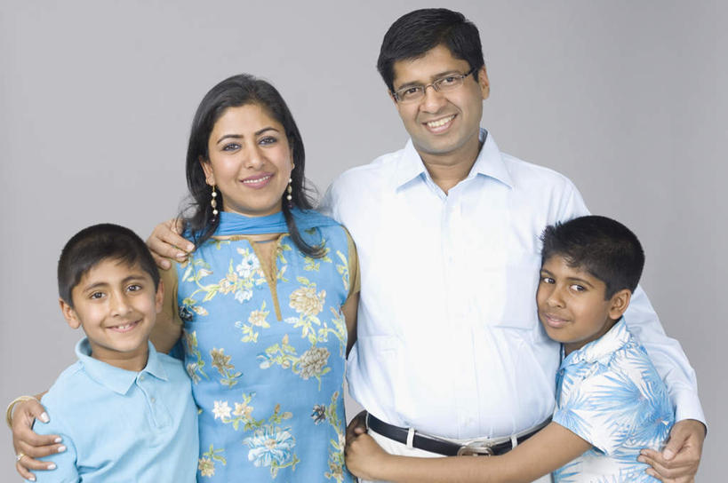 儿童,四个人,家庭,夫妻,母亲,父亲,女儿,儿子,抱,笑,微笑,露齿笑,横图,室内,白天,正面,爱情,纯洁,亚洲,灰色背景,服装,浪漫,注视,休闲装,小孩,衣服,观察,看,休闲,温暖,温馨,父女,父子,母女,母子,一家人,休闲服,恩爱,父爱,可爱,母爱,童年,童趣,恋人,摄影,服饰,影棚,抱着,观看,和睦,察看,搂着,关注,童真,烂漫,无邪,天真,男孩,男人,男性,年轻男性,年轻女性,女孩,女人,女性,亚洲人,印度人,孩子,年轻人,夫妇,情侣,怀抱,搂,搂抱,相抱,拥抱,半身,彩图,影棚拍摄,拍摄,伴侣,融洽,男生,女生