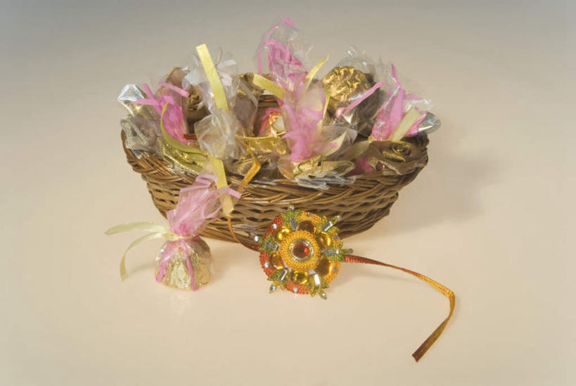 无人,办公室,交叉,横图,俯视,室内,特写,白天,家具,桌子,竹子,静物,竹制,装饰,编织,篮子,丝绸,丝带,办公桌,缎带,绸带,装饰品,一个,绳子,饰品,手链,首饰,竹篮,手镯,单个,竹条,绳索,华丽,修饰,交织,点缀,竹制品,镯子,办公家具,衬托,美观,雅致,雅观,穿插,彩图,高角度拍摄