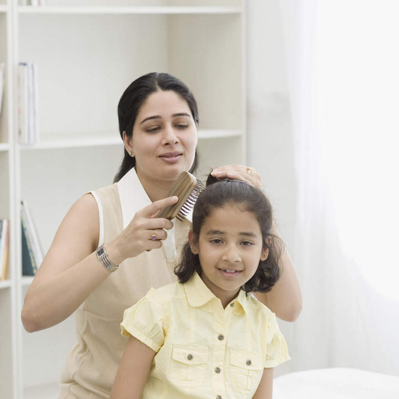 儿童,头发,两个人,家庭,母亲,女儿,横图,室内,白天,正面,纯洁,书架,卧室,书籍,亚洲,服装,拿,梳子,拿着,注视,休闲装,小孩,衣服,日用品,观察,看,休闲,温暖,温馨,母女,一家人,休闲服,可爱,母爱,童年,童趣,服饰,观看,和睦,察看,关注,梳理,童真,烂漫,无邪,美发用品,天真,年轻女性,女孩,女人,女性,亚洲人,印度人,孩子,年轻人,书,图书,半身,彩图,睡房,卧房,融洽,女生