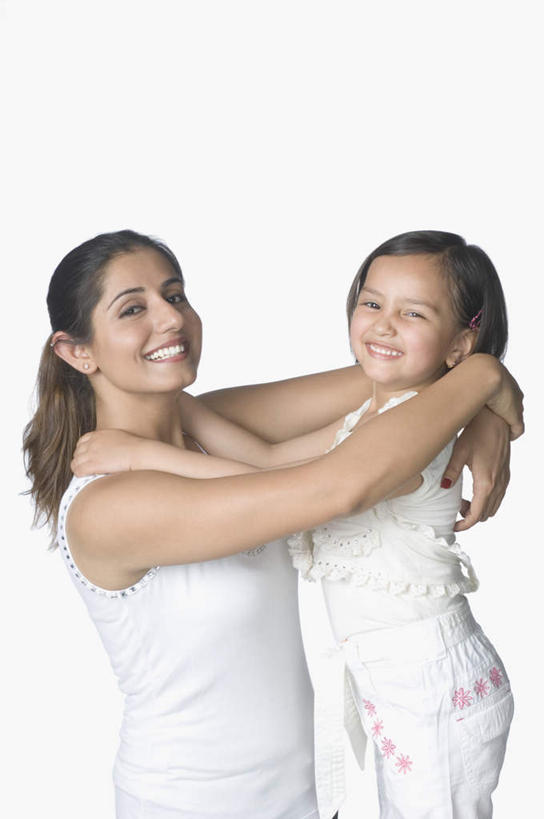 儿童,两个人,家庭,母亲,女儿,抱,笑,微笑,露齿笑,竖图,室内,白天,白色背景,侧面,纯洁,亚洲,服装,注视,休闲装,相视,小孩,衣服,观察,看,休闲,温暖,温馨,母女,一家人,面对面,休闲服,可爱,母爱,童年,童趣,摄影,服饰,影棚,抱着,观看,对视,和睦,察看,互视,搂着,关注,相对,童真,烂漫,无邪,相看,天真,年轻女性,女孩,女人,女性,亚洲人,印度人,孩子,年轻人,怀抱,搂,搂抱,相抱,拥抱,半身,彩图,影棚拍摄,拍摄,融洽,女生