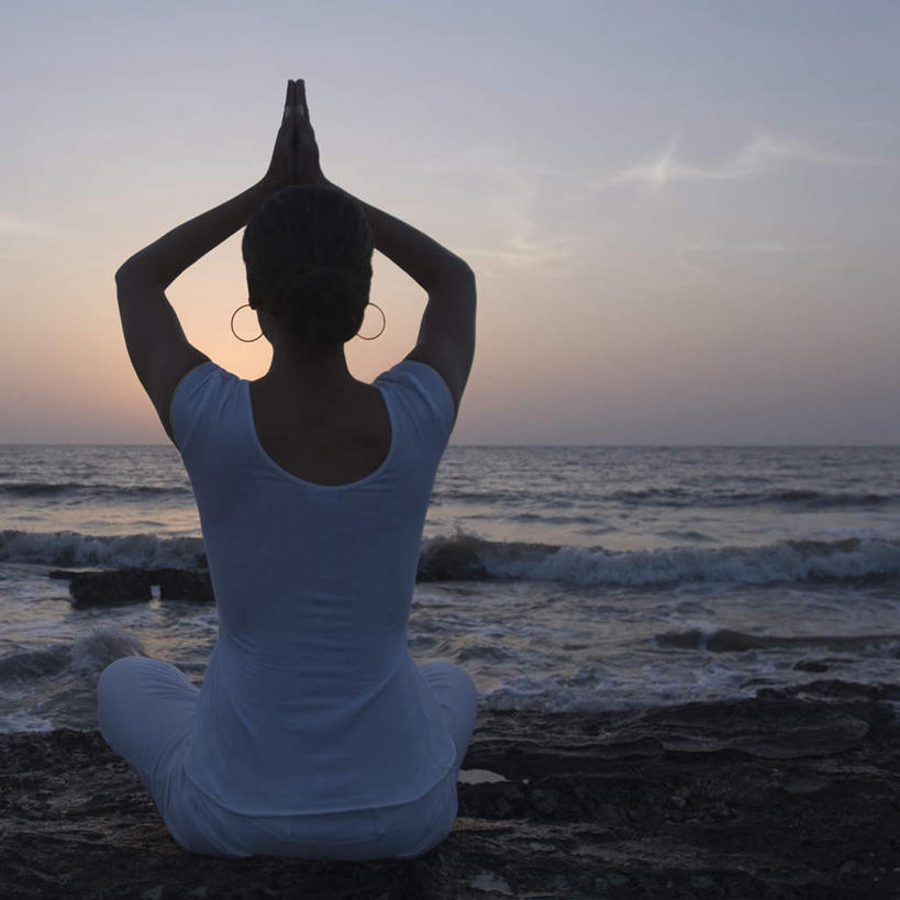 一个人,横图,室外,白天,锻炼,瑜伽,运动,海浪,海洋,日落,沙滩,亚洲,仅一个年轻女性,仅一个女性,仅一个人,阴影,服装,光线,沙子,影子,海岸,浪花,水平线,晚霞,霞光,云,云朵,落日,辽阔,海平线,沙地,云彩,注视,休闲装,背面,衣服,白云,阳光,海水,黄昏,观察,看,休闲,广阔,休闲服,彩霞,养生,服饰,观看,一望无际,察看,关注,海景,无边无际,一马平川,夕照,体育,年轻女性,女人,女性,亚洲人,印度人,大海,风浪,海,海水的波动,海滩,近岸浪,涌浪,夕阳,彩图,全身,健身,水天相接,水天一线,斜阳