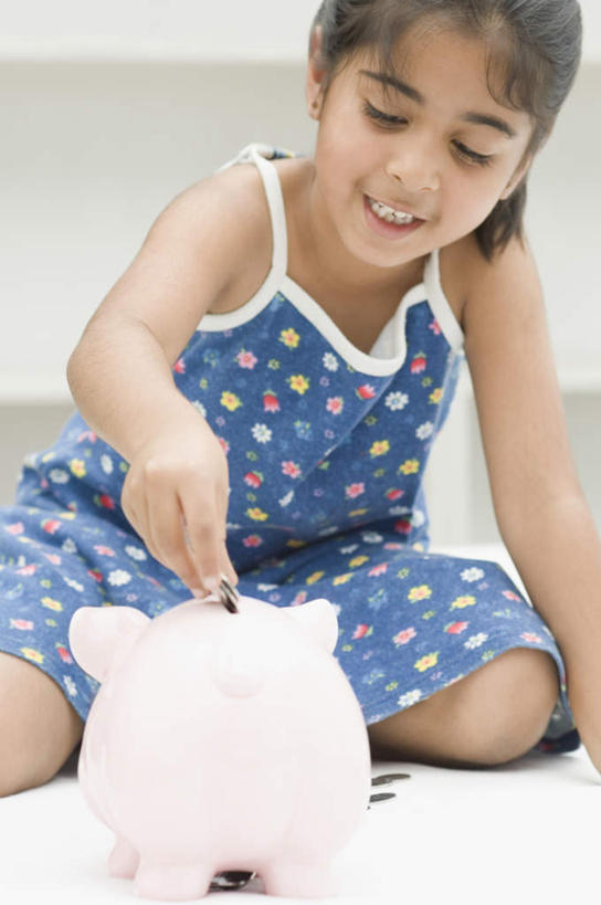 儿童,一个人,坐,笑,微笑,露齿笑,竖图,室内,白天,正面,纯洁,钱,亚洲,仅一个女性,仅一个人,服装,钱币,注视,休闲装,一个,小孩,衣服,容器,观察,看,仅一个小孩,休闲,休闲服,储蓄罐,器皿,可爱,童年,童趣,储蓄,存钱,金融,理财,服饰,经济,单个,观看,察看,资金,存钱罐,关注,存款,流通,贸易,童真,烂漫,无邪,贮钱罐,储钱罐,扑满,天真,货币,现金,硬币,女孩,女人,女性,亚洲人,印度人,孩子,坐着,半身,彩图,女生