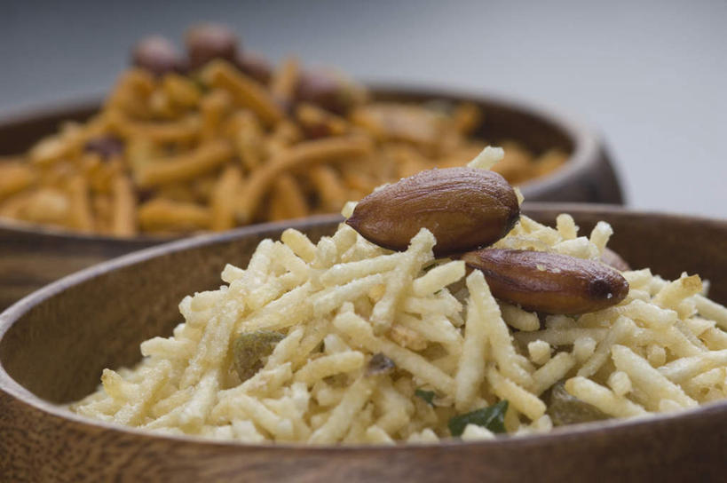 横图,俯视,室内,特写,白天,烹饪,桌面,桌子,杏仁,灰色背景,朦胧,模糊,木制,陶瓷,调味,香料,佐料,料理,食品,陶瓷制品,菜肴,美食,食物,两个,木制品,容器,碗,摄影,佳肴,影棚,储藏,配料,储存,作料,印度菜,印度料理,杏子,杏梅仁,杏核仁,木落子,苦杏仁,半身,彩图,高角度拍摄,影棚拍摄,拍摄,贮存