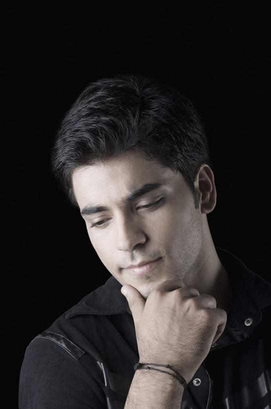 脸,头,脸颊,手,一个人,竖图,室内,特写,白天,正面,亚洲,仅一个男性,仅一个人,撑,黑色背景,服装,托腮,注视,休闲装,仅一个年轻男性,衣服,观察,看,托,休闲,手部,休闲服,摄影,服饰,影棚,观看,单手,察看,关注,托下巴,男人,男性,年轻男性,亚洲人,印度人,头部,脸部,脸蛋,面部,半身,彩图,影棚拍摄,拍摄