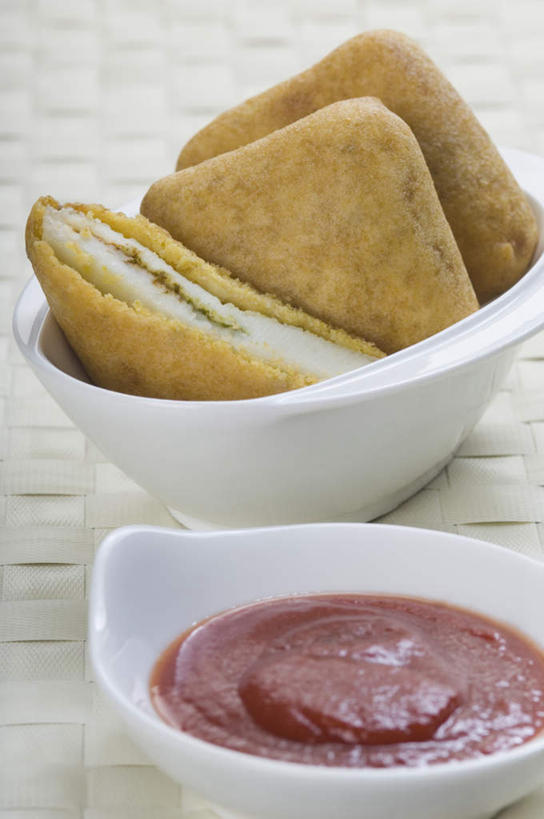 点心,面包,无人,竖图,俯视,室内,特写,白天,桌面,桌子,蔬菜,西红柿,新鲜,木制,陶瓷,调料,酱料,酱汁,佐料,食品,面点,陶瓷制品,调味品,调味料,酱,食物,糕点,两个,木制品,容器,碗,有机食品,绿色食品,储藏,储存,番茄,彩图,高角度拍摄,贮存