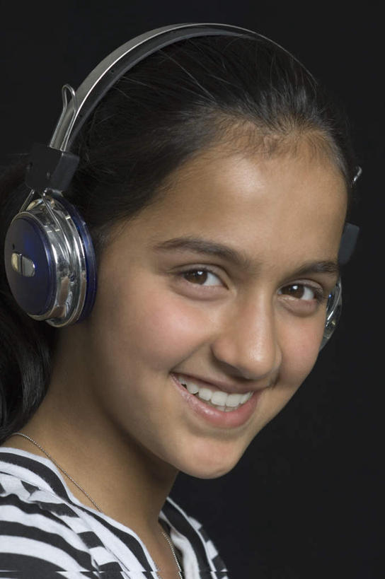 儿童,脸,头,脸颊,一个人,笑,微笑,露齿笑,竖图,室内,特写,白天,侧面,快乐,满意,幸福,亚洲,仅一个女性,仅一个人,黑色背景,服装,音响,音乐,注视,休闲装,娱乐,小孩,衣服,耳机,观察,看,仅一个小孩,享受,休闲,休闲服,放松,摄影,服饰,影棚,观看,察看,舒适,享乐,关注,女孩,女人,女性,亚洲人,印度人,孩子,头部,脸部,脸蛋,面部,半身,彩图,影棚拍摄,拍摄,女生