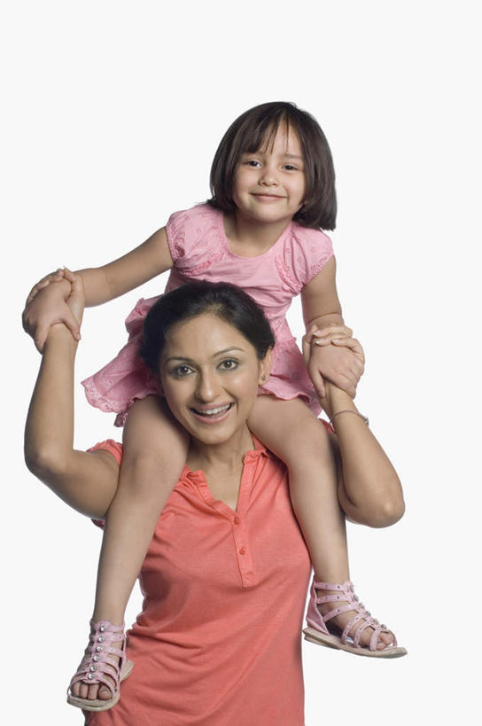 儿童,两个人,家庭,母亲,女儿,笑,微笑,露齿笑,竖图,室内,白天,白色背景,正面,纯洁,亚洲,服装,注视,休闲装,小孩,骑,衣服,观察,看,扛,休闲,温暖,温馨,母女,一家人,休闲服,可爱,母爱,童年,童趣,摄影,服饰,影棚,观看,和睦,察看,关注,童真,烂漫,无邪,扛在肩上,骑在肩上,天真,年轻女性,女孩,女人,女性,亚洲人,印度人,孩子,年轻人,半身,彩图,影棚拍摄,拍摄,融洽,女生