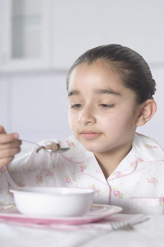 儿童,一个人,吃,竖图,室内,白天,正面,早餐,纯洁,厨房,亚洲,仅一个女性,仅一个人,服装,勺子,陶瓷,陶瓷制品,注视,休闲装,一个,小孩,衣服,容器,调羹,汤匙,碗,观察,看,仅一个小孩,休闲,休闲服,可爱,童年,童趣,服饰,单个,观看,储藏,察看,储存,关注,童真,烂漫,无邪,天真,女孩,女人,女性,亚洲人,印度人,孩子,嚼,食,半身,彩图,灶间,贮存,女生