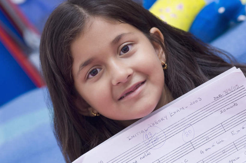 儿童,脸,头,脸颊,一个人,笑,微笑,露齿笑,横图,室内,特写,白天,正面,纯洁,书籍,亚洲,仅一个女性,仅一个人,朦胧,模糊,乐谱,五线谱,音乐,注视,小孩,观察,看,仅一个小孩,可爱,童年,童趣,观看,察看,节拍,关注,音符,童真,烂漫,无邪,符头,符干,符尾,乐章,天真,女孩,女人,女性,亚洲人,印度人,孩子,头部,脸部,脸蛋,面部,半身,彩图,女生