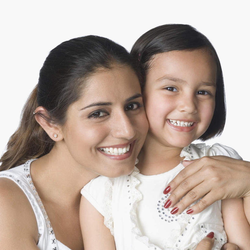 儿童,两个人,家庭,母亲,女儿,抱,笑,微笑,露齿笑,横图,室内,白天,白色背景,正面,纯洁,亚洲,服装,注视,休闲装,小孩,衣服,观察,看,休闲,温暖,温馨,母女,一家人,休闲服,可爱,母爱,童年,童趣,摄影,服饰,影棚,抱着,观看,和睦,察看,搂着,关注,童真,烂漫,无邪,天真,年轻女性,女孩,女人,女性,亚洲人,印度人,孩子,年轻人,怀抱,搂,搂抱,相抱,拥抱,半身,彩图,影棚拍摄,拍摄,融洽,女生