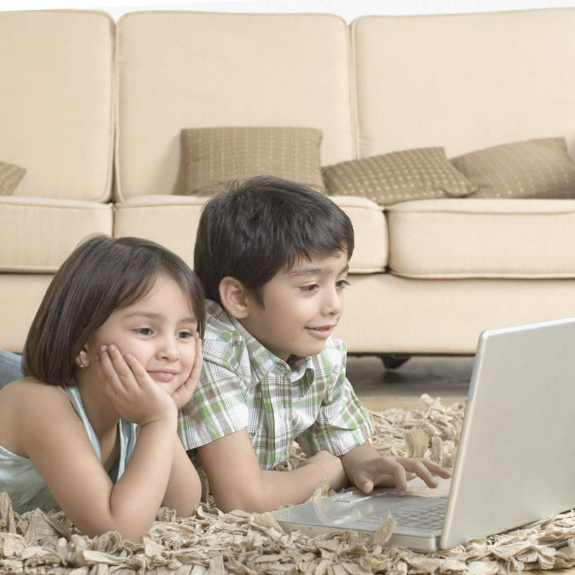 儿童,两个人,家庭,客厅,横图,室内,白天,侧面,游戏,纯洁,电脑,笔记本电脑,沙发,亚洲,撑,服装,网络,玩,托腮,注视,休闲装,娱乐,通讯设备,小孩,衣服,观察,看,托,休闲,温暖,温馨,一家人,休闲服,可爱,童年,童趣,服饰,观看,和睦,察看,无线,起居室,关注,托下巴,通信设备,无线网络,布艺沙发,无线上网,便携式电脑,童真,烂漫,无邪,客堂,天真,手提电脑,男孩,男人,男性,女孩,女人,女性,亚洲人,印度人,玩耍,嬉戏,半身,彩图,融洽,男生,女生