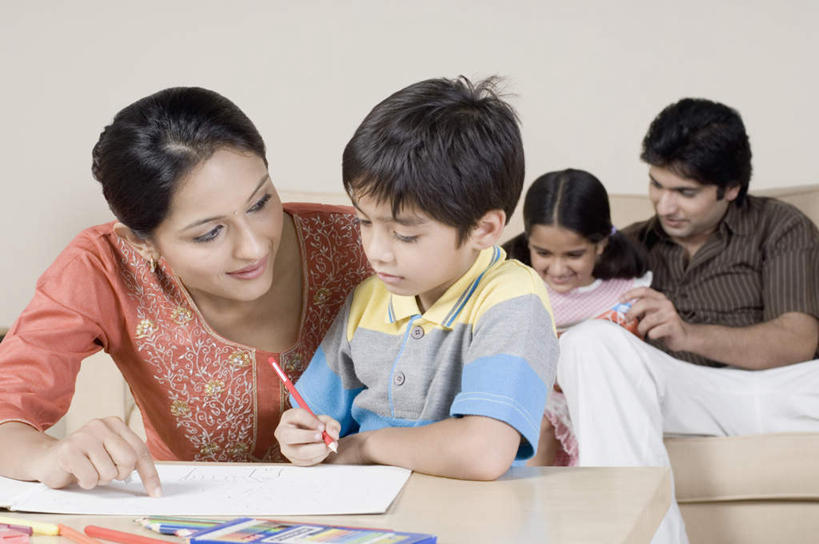 儿童,四个人,家庭,夫妻,母亲,父亲,女儿,儿子,客厅,横图,室内,白天,正面,爱情,纯洁,沙发,亚洲,服装,纸,纸张,浪漫,注视,休闲装,小孩,衣服,观察,看,休闲,温暖,温馨,父女,父子,母女,母子,一家人,休闲服,恩爱,父爱,可爱,母爱,童年,童趣,恋人,服饰,观看,和睦,察看,起居室,关注,布艺沙发,童真,烂漫,无邪,客堂,天真,男孩,男人,男性,年轻男性,年轻女性,女孩,女人,女性,亚洲人,印度人,孩子,年轻人,夫妇,情侣,画画,半身,彩图,伴侣,融洽,男生,女生