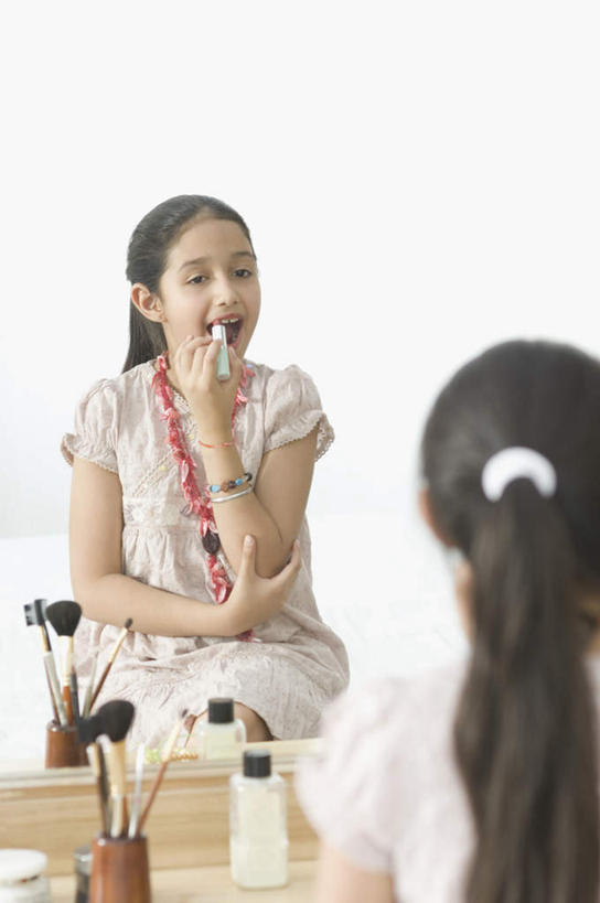 儿童,一个人,坐,盘腿,竖图,室内,白天,正面,化妆,美容,床,镜子,卧室,亚洲,仅一个女性,仅一个人,护肤,服装,双人床,床单,拿,拿着,注视,休闲装,被子,小孩,衣服,唇膏,观察,看,仅一个小孩,保养,享受,休闲,休闲服,放松,保健,服饰,观看,察看,被单,关注,养颜,女孩,女人,女性,亚洲人,印度人,孩子,盘腿而坐,盘膝,盘着腿的,盘着腿坐,双腿交叉,坐着,半身,彩图,睡房,卧房,女生