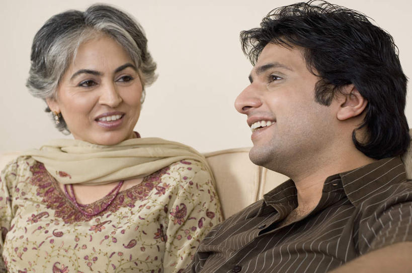 两个人,家庭,母亲,儿子,客厅,坐,笑,说,微笑,露齿笑,横图,室内,白天,正面,民族服装,沙发,亚洲,服装,注视,休闲装,衣服,观察,看,休闲,温暖,温馨,母子,一家人,休闲服,母爱,服饰,观看,飘逸,和睦,察看,起居室,庄重,关注,追求,布艺沙发,纱丽,雅致,纱丽服,清婉,妍丽,客堂,交流,老年女性,男人,男性,女人,女性,中年男性,亚洲人,印度人,沟通,讲话,交谈,说话,谈话,坐着,半身,彩图,传统服装,民俗服,融洽,奢华