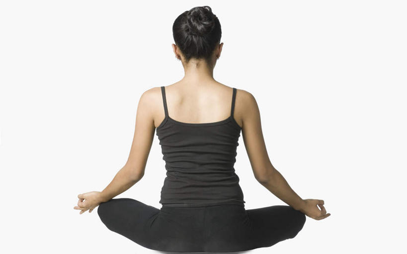 一个人,坐,盘腿,横图,室内,白天,白色背景,锻炼,瑜伽,运动,亚洲,仅一个年轻女性,仅一个女性,仅一个人,服装,注视,休闲装,背面,衣服,观察,看,休闲,休闲服,养生,摄影,服饰,影棚,观看,察看,关注,体育,年轻女性,女人,女性,亚洲人,印度人,盘腿而坐,盘膝,盘着腿的,盘着腿坐,双腿交叉,坐着,彩图,全身,影棚拍摄,健身,拍摄