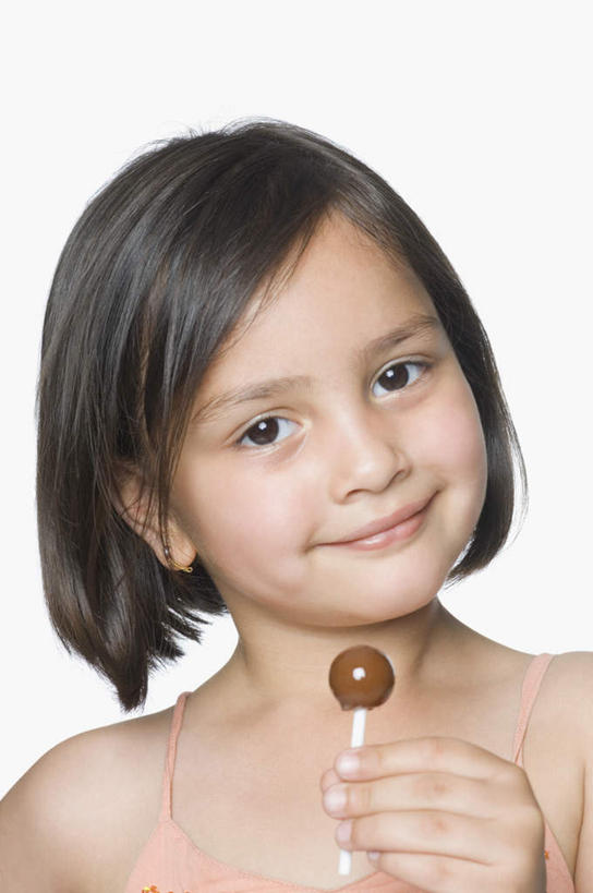 儿童,脸,头,脸颊,一个人,竖图,室内,特写,白天,白色背景,正面,纯洁,亚洲,仅一个女性,仅一个人,服装,棒棒糖,食品,糖,糖果,甜点,甜品,拿,拿着,注视,休闲装,食物,小孩,衣服,甜食,观察,看,仅一个小孩,休闲,休闲服,可爱,童年,童趣,摄影,服饰,影棚,观看,察看,关注,童真,烂漫,无邪,天真,女孩,女人,女性,亚洲人,印度人,孩子,头部,脸部,脸蛋,面部,半身,彩图,影棚拍摄,拍摄,女生