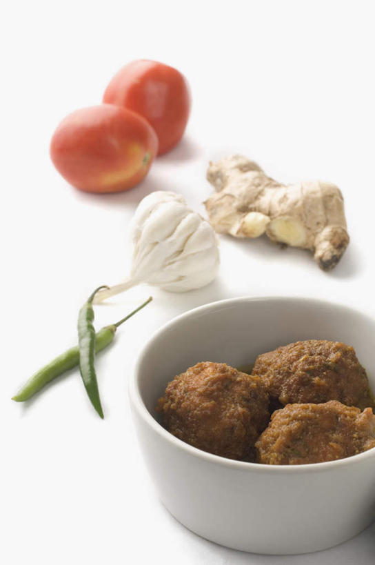 咖哩,无人,竖图,俯视,室内,特写,白天,白色背景,烹饪,桌面,桌子,姜,蔬菜,蒜,西红柿,新鲜,木制,陶瓷,调料,肉,料理,食品,陶瓷制品,调味品,调味料,蒜头,猪肉,咖喱,菜肴,美食,肉类,食物,一个,木制品,容器,碗,摄影,佳肴,有机食品,绿色食品,影棚,单个,储藏,储存,止咳,肉食,豚肉,止痛,解毒,印度菜,印度料理,胡蒜,发汗,温肺,温胃,行气,止呕,百辣云,生姜,老姜,番茄,大蒜,彩图,高角度拍摄,影棚拍摄,拍摄,贮存,散寒