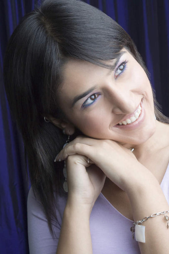 脸,头,脸颊,手,一个人,笑,微笑,露齿笑,竖图,室内,特写,白天,正面,亚洲,双手,仅一个年轻女性,仅一个女性,仅一个人,撑,服装,托腮,注视,休闲装,装饰品,衣服,饰品,手链,首饰,观察,看,托,休闲,手部,休闲服,服饰,手镯,观看,察看,关注,托下巴,镯子,年轻女性,女人,女性,亚洲人,印度人,头部,脸部,脸蛋,面部,半身,彩图