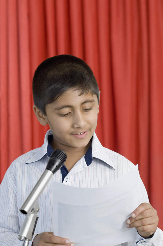 儿童,一个人,舞台,竖图,室内,白天,正面,纯洁,亚洲,仅一个男性,仅一个人,服装,纸,纸张,拿,拿着,注视,休闲装,小孩,衣服,红色,话筒,观察,看,仅一个小孩,休闲,休闲服,可爱,童年,童趣,服饰,帷幕,观看,察看,麦克风,关注,扩音器,帷幔,幕布,幕帘,传声器,童真,烂漫,无邪,微音器,帷幔布,天真,男孩,男人,男性,亚洲人,印度人,孩子,表演台,半身,彩图,男生