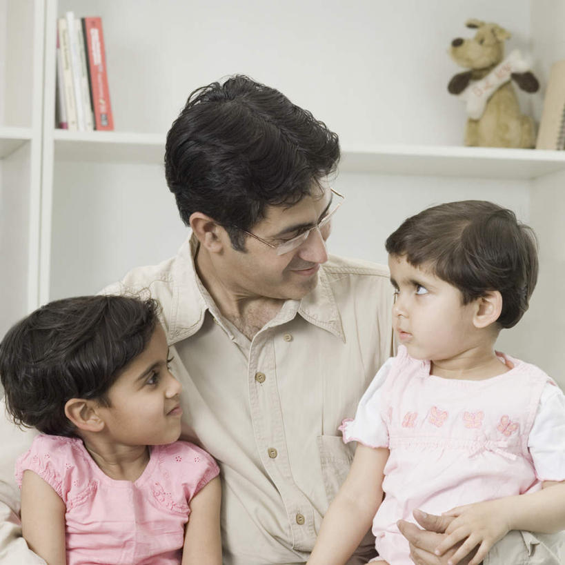 儿童,三个人,家庭,父亲,女儿,客厅,坐,抱,横图,室内,白天,正面,纯洁,书籍,亚洲,服装,注视,休闲装,小孩,衣服,书柜,观察,看,休闲,温暖,温馨,父女,一家人,休闲服,书橱,父爱,可爱,童年,童趣,服饰,抱着,观看,和睦,察看,起居室,搂着,关注,童真,烂漫,无邪,挡书板,书挡,书夹,书立,客堂,天真,男人,男性,年轻男性,女孩,亚洲人,印度人,孩子,年轻人,书,图书,怀抱,搂,搂抱,相抱,拥抱,坐着,半身,彩图,融洽,女生