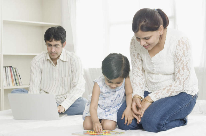 儿童,三个人,家庭,夫妻,母亲,父亲,女儿,坐,盘腿,横图,室内,白天,正面,爱情,游戏,纯洁,电脑,笔记本电脑,窗户,窗帘,床,书架,卧室,亚洲,服装,装饰,网络,双人床,床单,浪漫,玩,注视,休闲装,娱乐,通讯设备,被子,玻璃窗,小孩,衣服,帘子,观察,看,休闲,温暖,温馨,父女,母女,三口之家,一家人,休闲服,遮阳,恩爱,父爱,可爱,母爱,童年,童趣,恋人,服饰,观看,华丽,修饰,点缀,和睦,察看,无线,被单,关注,通信设备,无线网络,无线上网,便携式电脑,童真,烂漫,无邪,衬托,美观,雅致,雅观,天真,手提电脑,男人,男性,年轻男性,年轻女性,女孩,女人,女性,亚洲人,印度人,孩子,年轻人,夫妇,情侣,盘腿而坐,盘膝,盘着腿的,盘着腿坐,双腿交叉,玩耍,嬉戏,坐着,彩图,全身,睡房,卧房,伴侣,融洽,女生