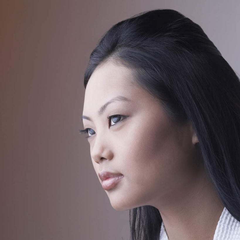 脸,头,脸颊,一个人,横图,室内,特写,白天,侧面,亚洲,仅一个年轻女性,仅一个女性,仅一个人,粉色背景,服装,注视,休闲装,衣服,观察,看,休闲,休闲服,摄影,服饰,影棚,观看,察看,关注,年轻女性,女人,女性,亚洲人,印度人,头部,脸部,脸蛋,面部,半身,彩图,影棚拍摄,拍摄