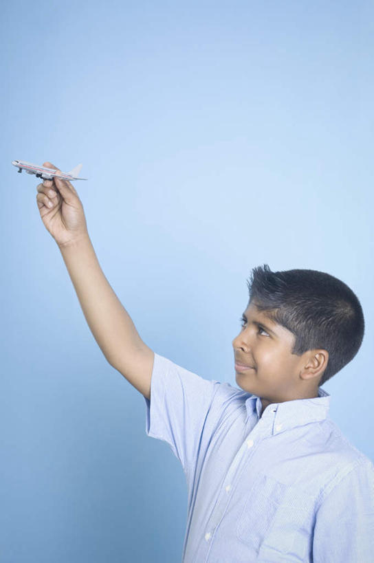 儿童,一个人,举,竖图,室内,白天,侧面,游戏,纯洁,飞机,玩具,亚洲,仅一个男性,仅一个人,蓝色背景,服装,交通,拿,玩,拿着,注视,休闲装,娱乐,航空,小孩,衣服,模型,交通工具,观察,看,托,仅一个小孩,休闲,休闲服,可爱,童年,童趣,益智,运输,摄影,服饰,影棚,观看,活动,察看,客机,发泄,关注,消遣,智力,载具,童真,烂漫,无邪,宣泄,天真,男孩,男人,男性,亚洲人,印度人,孩子,举起,举手,举着,玩耍,嬉戏,向上举,向上伸,向上托,半身,彩图,影棚拍摄,拍摄,男生
