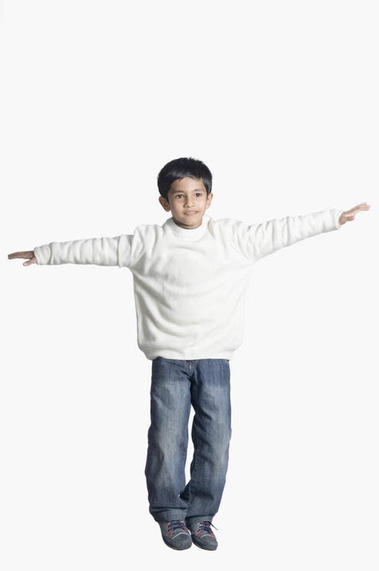 儿童,一个人,站,伸展双臂,竖图,室内,白天,正面,纯洁,亚洲,仅一个男性,仅一个人,服装,注视,休闲装,小孩,衣服,观察,看,站着,仅一个小孩,休闲,休闲服,可爱,童年,童趣,服饰,观看,察看,关注,童真,烂漫,无邪,天真,男孩,男人,男性,亚洲人,印度人,孩子,敞开双臂,伸开双臂,展开双肩,站立,张开手臂,张开双臂,彩图,全身,男生