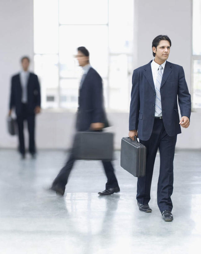 三个人,伙伴,朋友,商务人士,商务男性,走,竖图,室内,白天,正面,衬衫,友谊,合作,团队,窗户,亚洲,套装,朦胧,模糊,包,公文包,领带,拿,拿着,注视,玻璃窗,观察,看,战略,公事包,观看,察看,象征,庄重,关注,商务装,身份,工薪阶层,联合,合谋,正式,地位,配合,协作,男人,男性,中年男性,亚洲人,印度人,白领,上班族,步行,散步,走路,彩图,全身,衬衣