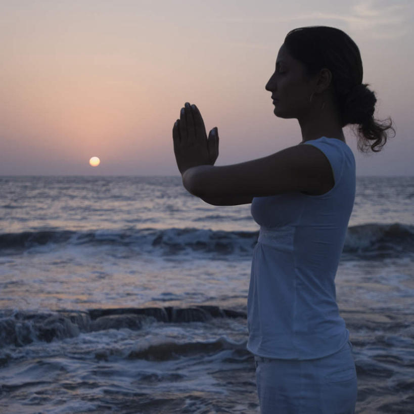 一个人,闭眼,横图,室外,白天,侧面,锻炼,旅游,度假,瑜伽,运动,海浪,海洋,美景,亚洲,仅一个年轻女性,仅一个女性,仅一个人,阴影,服装,光线,影子,景观,浪花,水平线,辽阔,海平线,祝福,休闲装,娱乐,虔诚,衣服,阳光,自然,海水,祈祷,双手合十,享受,休闲,广阔,休闲服,景色,放松,养生,服饰,一望无际,自然风光,感谢,合掌,海景,合十礼,合掌礼,合十,莲华合掌,感恩,无边无际,一马平川,体育,年轻女性,女人,女性,亚洲人,印度人,大海,风浪,海,海水的波动,近岸浪,涌浪,闭眼睛,闭着眼,闭着眼睛,半身,彩图,健身,水天相接,水天一线