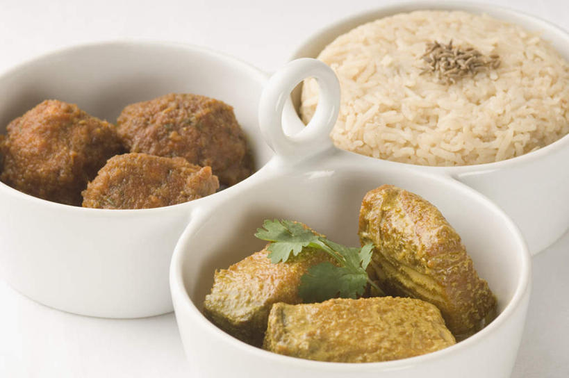 海鲜,咖哩,无人,横图,俯视,室内,特写,白天,白色背景,烹饪,桌面,桌子,芹菜,蔬菜,阴影,新鲜,反射,木制,鱼,影子,陶瓷,调料,谷类,谷物,肉,鱼肉,料理,食品,陶瓷制品,米,调味品,调味料,水产,猪肉,大米,咖喱,菜肴,美食,肉类,鱼类,海洋生物,食物,三个,木制品,容器,碗,摄影,佳肴,有机食品,绿色食品,荷兰芹,欧芹,香芹,影棚,储藏,储存,水生动物,海产品,水生物,香米,肉食,海底动物,豚肉,法香,巴西利,洋香菜,洋芫荽,法国香菜,旱芹菜,番荽,印度菜,印度料理,印度香米,巴斯马蒂大米,巴斯马蒂香米,香稻,彩图,高角度拍摄,影棚拍摄,拍摄,贮存