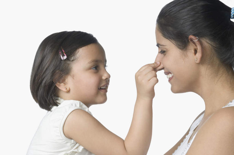 儿童,两个人,家庭,母亲,女儿,横图,室内,白天,白色背景,侧面,游戏,纯洁,亚洲,服装,玩,注视,休闲装,娱乐,小孩,衣服,观察,看,休闲,温暖,温馨,母女,一家人,休闲服,可爱,母爱,童年,童趣,摄影,服饰,影棚,观看,和睦,察看,关注,童真,烂漫,无邪,天真,年轻女性,女孩,女人,女性,亚洲人,印度人,孩子,年轻人,玩耍,嬉戏,半身,彩图,影棚拍摄,拍摄,融洽,女生