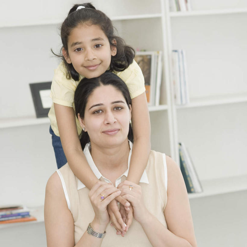 儿童,两个人,家庭,母亲,女儿,横图,室内,白天,正面,看书,阅读,纯洁,书籍,亚洲,一排,学习,服装,整齐,并列,并排,注视,休闲装,排列,小孩,衣服,书本,书柜,观察,看,休闲,温暖,温馨,母女,一家人,休闲服,书橱,可爱,母爱,童年,童趣,读书,浏览,服饰,观看,和睦,察看,队列,关注,平行,童真,烂漫,无邪,挡书板,书挡,书夹,书立,天真,年轻女性,女孩,女人,女性,亚洲人,印度人,孩子,年轻人,书,图书,半身,彩图,融洽,女生