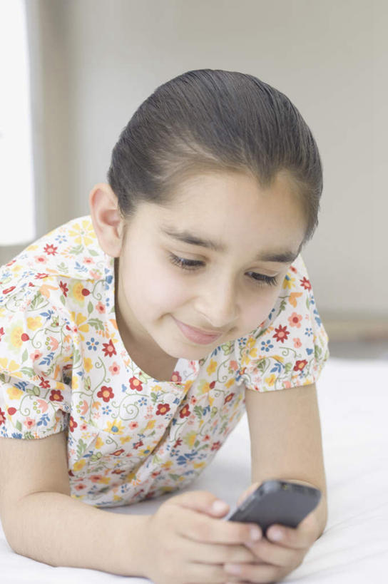 儿童,一个人,打电话,竖图,室内,白天,正面,纯洁,床,卧室,电话,手机,亚洲,仅一个女性,仅一个人,服装,朦胧,模糊,双人床,床单,拿,拿着,注视,休闲装,通讯设备,被子,小孩,衣服,观察,看,趴着,仅一个小孩,休闲,休闲服,可爱,童年,童趣,服饰,观看,察看,被单,关注,童真,烂漫,无邪,交流,天真,女孩,女人,女性,亚洲人,印度人,孩子,沟通,趴,通话,半身,彩图,睡房,卧房,女生