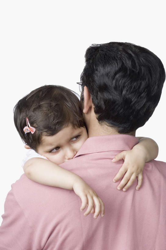 儿童,背部,两个人,家庭,父亲,女儿,抱,竖图,室内,白天,白色背景,正面,纯洁,亚洲,服装,注视,休闲装,小孩,衣服,观察,看,休闲,温暖,温馨,父女,一家人,休闲服,父爱,可爱,童年,童趣,摄影,服饰,影棚,抱着,观看,和睦,察看,搂着,关注,童真,烂漫,无邪,天真,男人,男性,年轻男性,女孩,亚洲人,印度人,孩子,年轻人,怀抱,搂,搂抱,相抱,拥抱,半身,彩图,影棚拍摄,拍摄,融洽,女生