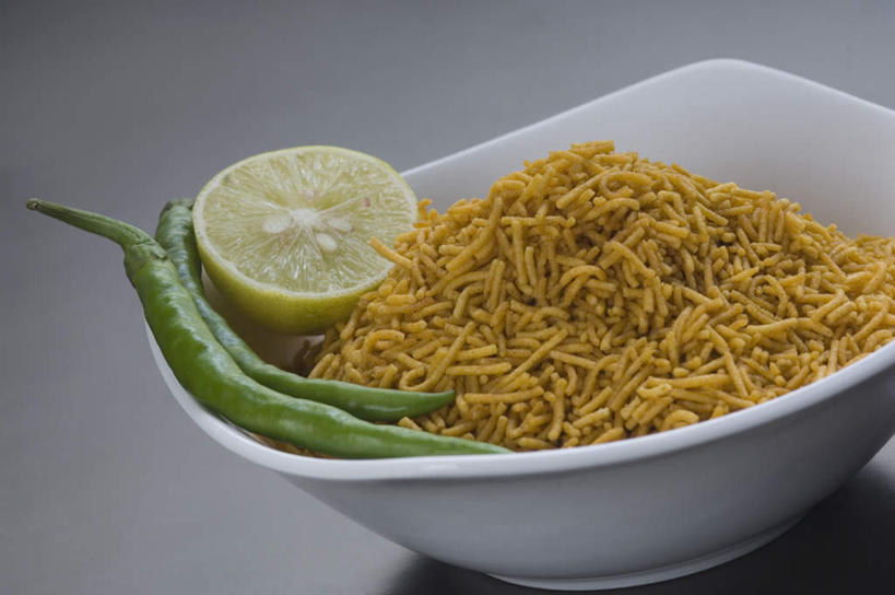 无人,横图,俯视,室内,特写,白天,烹饪,桌面,桌子,柠檬,辣椒,蔬菜,水果,一堆,阴影,堆叠,堆积,灰色背景,新鲜,反射,木制,影子,陶瓷,调味,生食,香料,油炸,佐料,料理,食品,果实,陶瓷制品,菜肴,美食,食物,一个,木制品,容器,碗,摄影,佳肴,有机食品,绿色食品,影棚,单个,储藏,堆,配料,储存,辣角,红海椒,大椒,辣虎,广椒,作料,印度菜,印度料理,益母果,柠果,辣子,红辣椒,海椒,番椒,彩图,高角度拍摄,影棚拍摄,拍摄,贮存