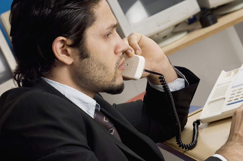 一个人,商务人士,商务男性,办公室,打电话,横图,室内,白天,侧面,衬衫,电脑,显示器,鼠标,键盘,家具,桌子,电话,亚洲,仅一个男性,仅一个人,仅一个中年男性,套装,网络,办公桌,领带,注视,输入设备,通讯设备,话筒,观察,看,电话线,台式电脑,观看,察看,固定电话,象征,庄重,关注,通信设备,商务装,身份,工薪阶层,输出设备,办公家具,正式,地位,交流,男人,男性,中年男性,亚洲人,印度人,白领,上班族,电话机,沟通,通话,半身,彩图,衬衣