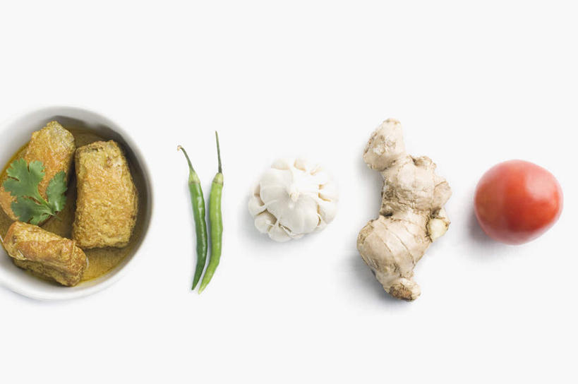 海鲜,咖哩,无人,横图,俯视,室内,特写,白天,白色背景,烹饪,桌面,桌子,姜,芹菜,蔬菜,蒜,西红柿,新鲜,木制,鱼,陶瓷,调料,料理,食品,陶瓷制品,调味品,调味料,蒜头,水产,咖喱,菜肴,美食,鱼类,海洋生物,食物,一个,木制品,容器,碗,摄影,佳肴,有机食品,绿色食品,荷兰芹,欧芹,香芹,影棚,单个,储藏,储存,水生动物,海产品,止咳,水生物,海底动物,法香,巴西利,洋香菜,洋芫荽,法国香菜,止痛,旱芹菜,番荽,解毒,印度菜,印度料理,胡蒜,发汗,温肺,温胃,行气,止呕,百辣云,生姜,老姜,番茄,大蒜,彩图,高角度拍摄,影棚拍摄,拍摄,贮存,散寒