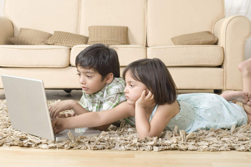 儿童,两个人,家庭,客厅,横图,室内,白天,侧面,纯洁,电脑,笔记本电脑,地毯,沙发,亚洲,指,服装,装饰,编织,网络,手工艺品,织物,注视,休闲装,通讯设备,小孩,衣服,工艺品,观察,看,趴着,休闲,温暖,温馨,一家人,休闲服,可爱,童年,童趣,服饰,观看,华丽,修饰,点缀,和睦,察看,无线,起居室,指向,关注,通信设备,无线网络,布艺沙发,无线上网,便携式电脑,童真,烂漫,无邪,衬托,美观,雅致,雅观,客堂,天真,手提电脑,男孩,男人,男性,女孩,女人,女性,亚洲人,印度人,趴,半身,彩图,融洽,男生,女生