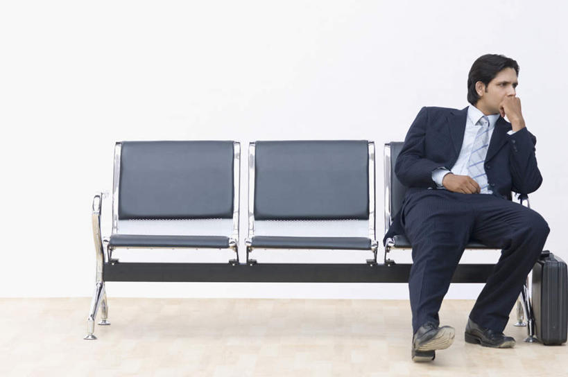 商务人士,商务男性,坐,横图,室内,白天,白色背景,正面,衬衫,亚洲,撑,套装,包,公文包,领带,托腮,注视,观察,看,托,摄影,影棚,公事包,观看,察看,象征,庄重,关注,托下巴,商务装,身份,工薪阶层,正式,地位,亚洲人,印度人,白领,上班族,坐着,彩图,全身,影棚拍摄,衬衣,拍摄