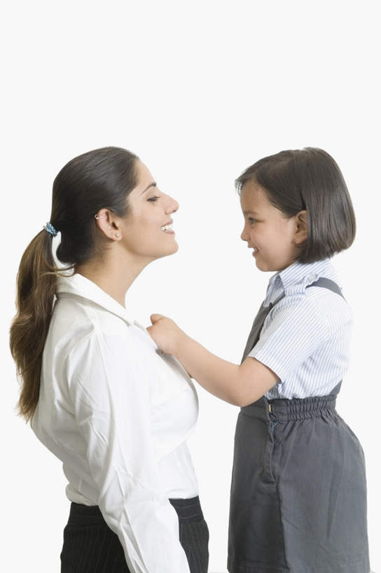 儿童,两个人,家庭,母亲,女儿,笑,微笑,露齿笑,竖图,室内,白天,白色背景,侧面,纯洁,亚洲,服装,注视,休闲装,小孩,衣服,观察,看,休闲,温暖,温馨,母女,一家人,休闲服,可爱,母爱,童年,童趣,摄影,服饰,影棚,观看,和睦,察看,关注,童真,烂漫,无邪,天真,年轻女性,女孩,女人,女性,亚洲人,印度人,孩子,年轻人,半身,彩图,影棚拍摄,拍摄,融洽,女生