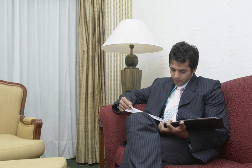 一个人,商务人士,商务男性,横图,室内,白天,正面,衬衫,窗帘,沙发,台灯,照明,亚洲,仅一个男性,仅一个人,套装,装饰,材料,档案,文件,纸,灯光,领带,拿,拿着,注视,灯,仅一个年轻男性,帘子,手稿,资料,灯具,观察,看,遮阳,观看,华丽,修饰,证明,照亮,点缀,察看,象征,庄重,照明设备,关注,文档,商务装,身份,看着,文件架,布艺沙发,工薪阶层,资料架,衬托,美观,雅致,雅观,正式,地位,文件框,文件座,资料档,资料座,男人,男性,年轻男性,亚洲人,印度人,白领,上班族,半身,彩图,衬衣