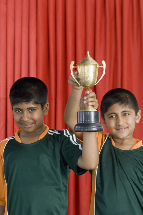 儿童,两个人,家庭,舞台,笑,微笑,露齿笑,竖图,室内,白天,正面,纯洁,成功,胜利,亚洲,服装,拿,拿着,注视,休闲装,小孩,衣服,红色,观察,看,休闲,温暖,温馨,一家人,休闲服,光彩,可爱,童年,童趣,服饰,帷幕,观看,和睦,察看,关注,帷幔,幕布,荣誉,幕帘,奖品,童真,烂漫,无邪,荣耀,帷幔布,光荣,天真,男孩,男人,男性,亚洲人,印度人,表演台,半身,彩图,融洽,奖杯,男生