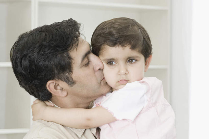 儿童,脸,头,脸颊,两个人,家庭,父亲,女儿,横图,室内,特写,白天,侧面,纯洁,亚洲,服装,注视,休闲装,小孩,衣服,书柜,观察,看,休闲,温暖,温馨,父女,一家人,休闲服,书橱,父爱,可爱,童年,童趣,服饰,观看,和睦,察看,关注,童真,烂漫,无邪,挡书板,书挡,书夹,书立,天真,男人,男性,年轻男性,女孩,亚洲人,印度人,孩子,年轻人,头部,脸部,脸蛋,面部,半身,彩图,融洽,女生