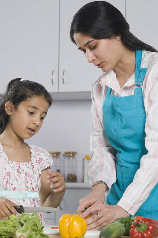 儿童,两个人,家庭,母亲,女儿,竖图,室内,白天,正面,纯洁,厨房,辣椒,蔬菜,亚洲,切片,服装,新鲜,青椒,生菜,莴苣,食品,拿,拿着,注视,休闲装,食物,小孩,衣服,观察,看,休闲,温暖,温馨,母女,一家人,休闲服,可爱,母爱,童年,童趣,服饰,有机食品,绿色食品,观看,和睦,察看,关注,童真,烂漫,无邪,辣角,红海椒,大椒,辣虎,广椒,春菜,鹅仔菜,莴仔菜,千金菜,叶用莴苣,天真,年轻女性,女孩,女人,女性,亚洲人,印度人,孩子,年轻人,辣子,红辣椒,海椒,番椒,半身,彩图,灶间,融洽,女生