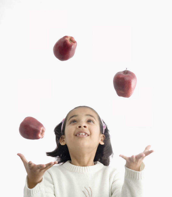 儿童,一个人,笑,微笑,露齿笑,竖图,室内,白天,白色背景,正面,游戏,苹果,水果,亚洲,仅一个女性,仅一个人,服装,新鲜,生食,食品,果实,玩,注视,休闲装,娱乐,食物,小孩,衣服,观察,看,仅一个小孩,休闲,休闲服,摄影,服饰,有机食品,绿色食品,影棚,观看,察看,关注,女孩,女人,女性,亚洲人,印度人,孩子,抛,扔,玩耍,嬉戏,掷,半身,彩图,影棚拍摄,拍摄,女生