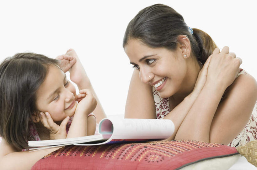 儿童,两个人,家庭,母亲,女儿,笑,说,微笑,露齿笑,横图,室内,白天,正面,看书,阅读,纯洁,床,书籍,亚洲,学习,服装,双人床,床单,注视,休闲装,被子,小孩,衣服,书本,观察,看,趴着,休闲,温暖,温馨,母女,一家人,休闲服,可爱,母爱,童年,童趣,读书,浏览,服饰,观看,和睦,察看,被单,关注,童真,烂漫,无邪,交流,天真,年轻女性,女孩,女人,女性,亚洲人,印度人,孩子,年轻人,书,图书,沟通,讲话,交谈,趴,说话,谈话,半身,彩图,融洽,女生